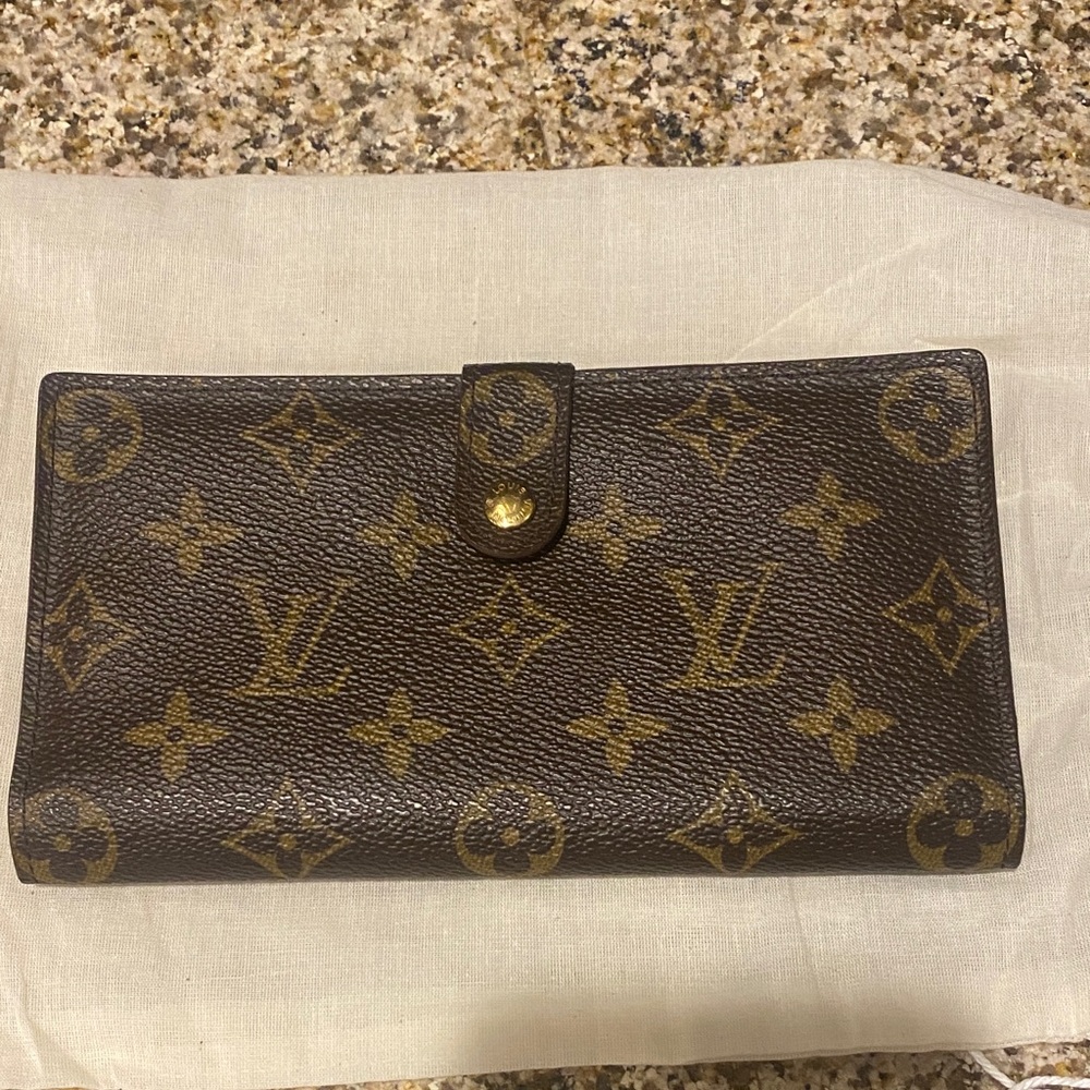 Louis Vuitton Monogram Wallet. Great condition. Can add chain. Beautiful piece